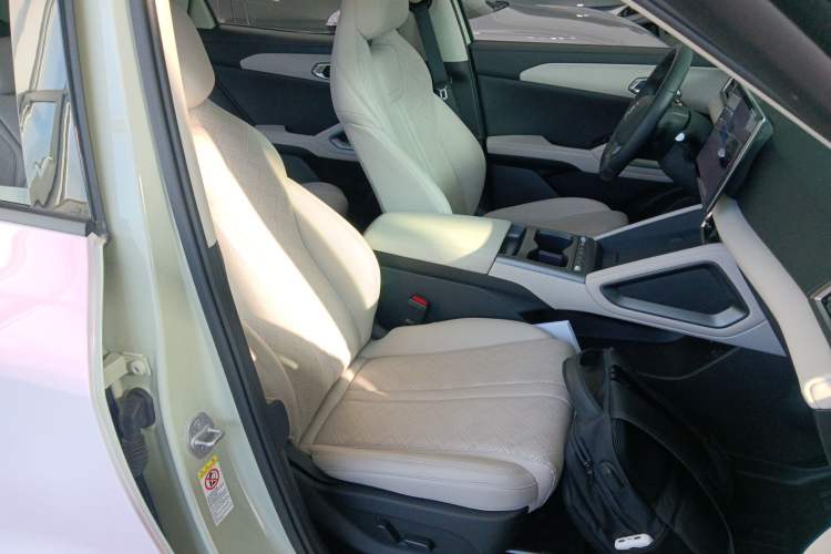 Used BYD Yuan UP 2025 Intelligent Driving Version 401 km Beyond-Range Edition Right Front Seat