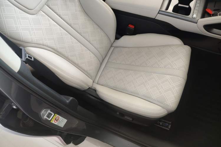 Used BYD Yuan UP 2025 Intelligent Driving Version 401 km Beyond-Range Edition Right Front Seat