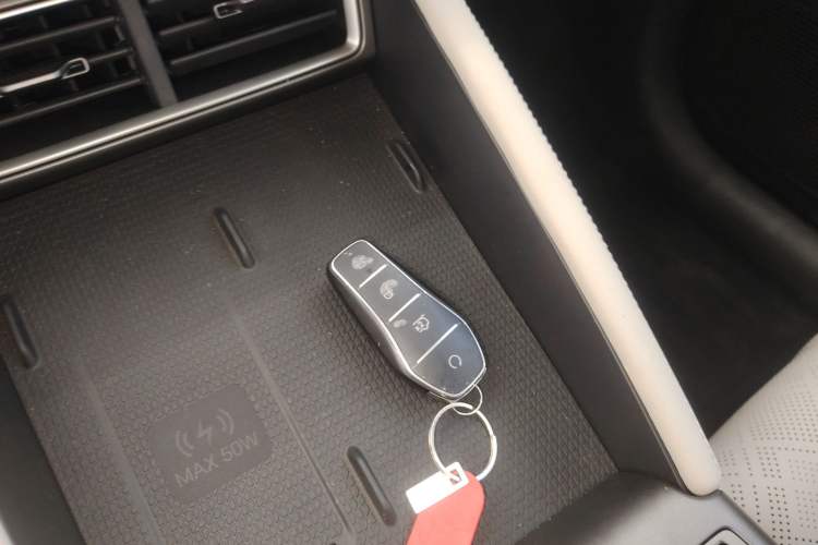 Used BYD Yuan UP 2025 Intelligent Driving Version 401 km Beyond-Range Edition Vehicle Key