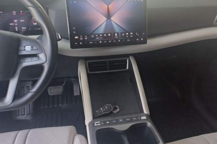 Used BYD Yuan UP 2025 Intelligent Driving Version 401 km Leading Edition Audio And AC Panel