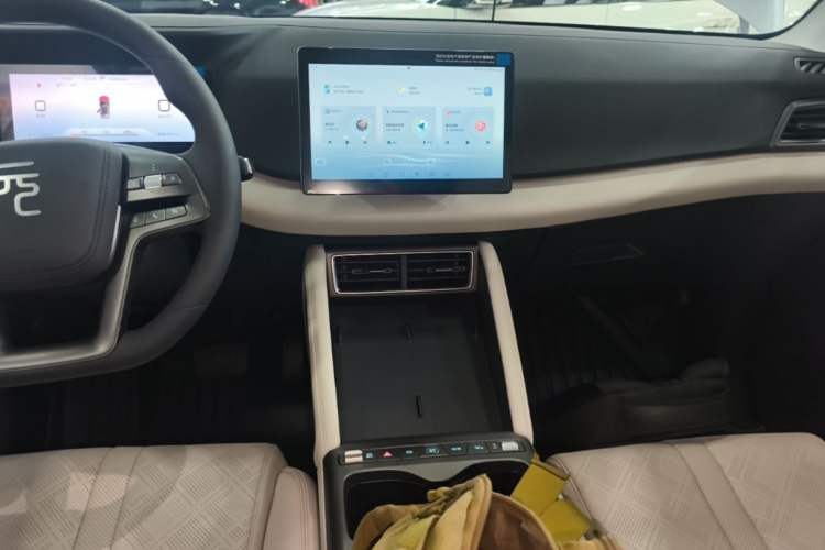 Used BYD Yuan UP 2025 Model 301KM Leading Version Audio And AC Panel