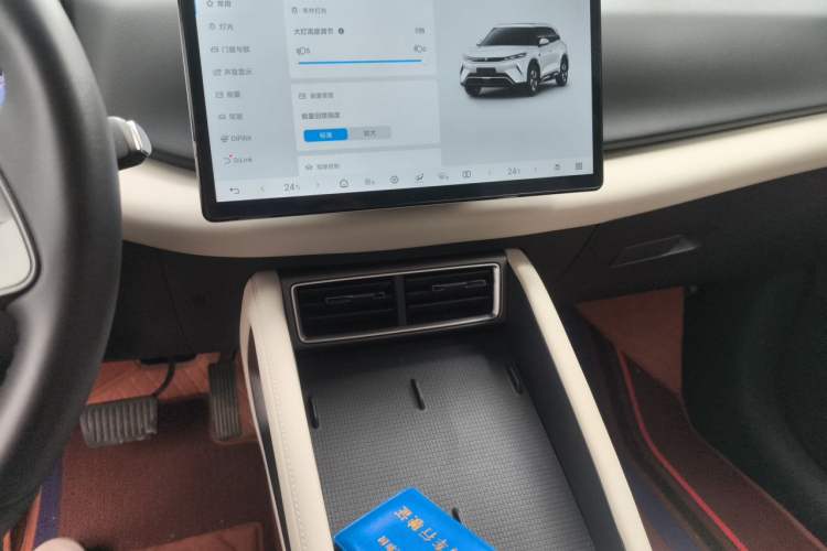 Used BYD Yuan UP 2025 Intelligent Driving Version 401 KM Dynamic Edition Audio And AC Panel