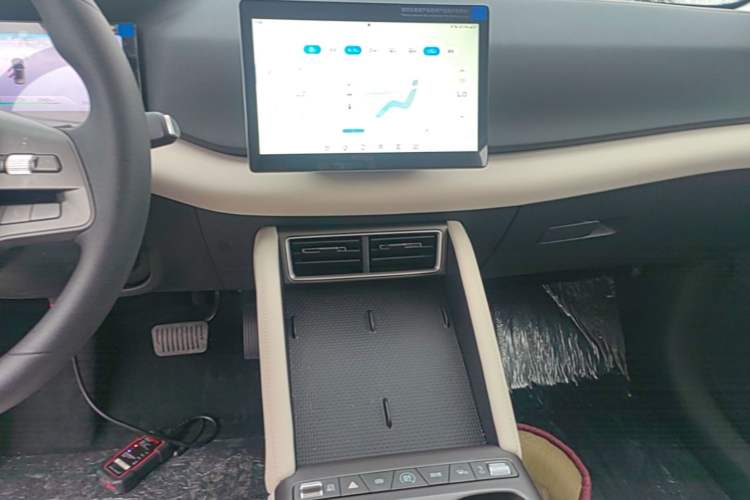 Used BYD Yuan UP 2025 Model 301KM Leading Version Audio And AC Panel