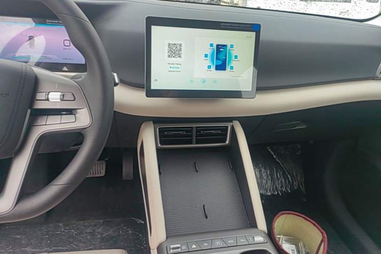 Used BYD Yuan UP 2025 Model 301KM Leading Version Audio And AC Panel