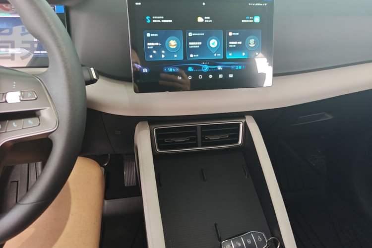 Used BYD Yuan UP 2025 Model 301KM Leading Version Audio And AC Panel