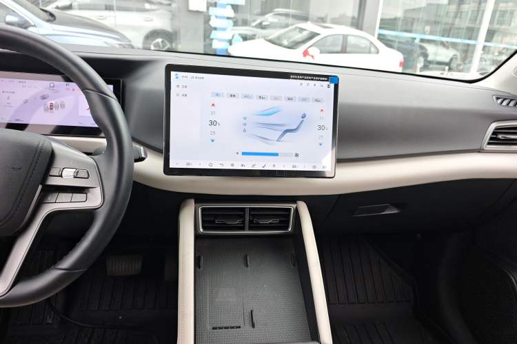 Used BYD Yuan UP 2025 Intelligent Driving Version 401 km Beyond-Range Edition Audio And AC Panel
