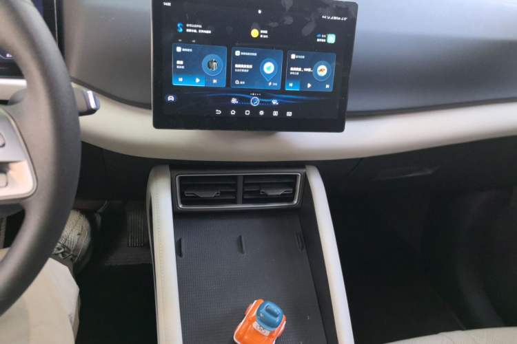 Used BYD Yuan UP 2025 Model 301KM Leading Version Audio And AC Panel