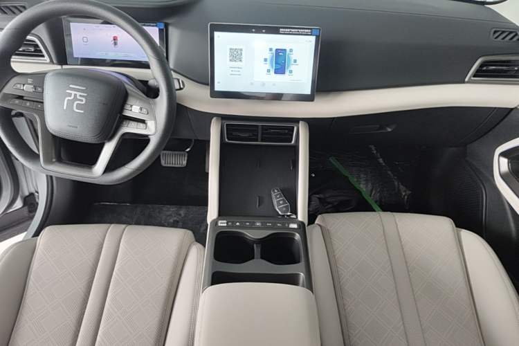 Used BYD Yuan UP 2025 Model 301KM Leading Version Audio And AC Panel