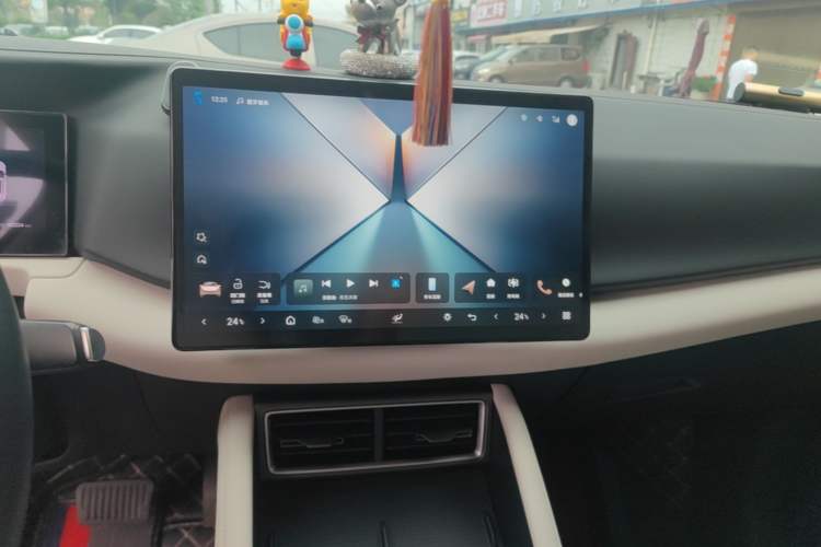 Used BYD Yuan UP 2025 Intelligent Driving Version 401 KM Dynamic Edition Audio And AC Panel