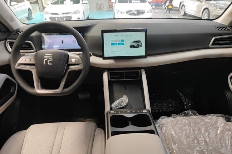 Used BYD Yuan UP 2025 Model 301KM Leading Version Audio And AC Panel