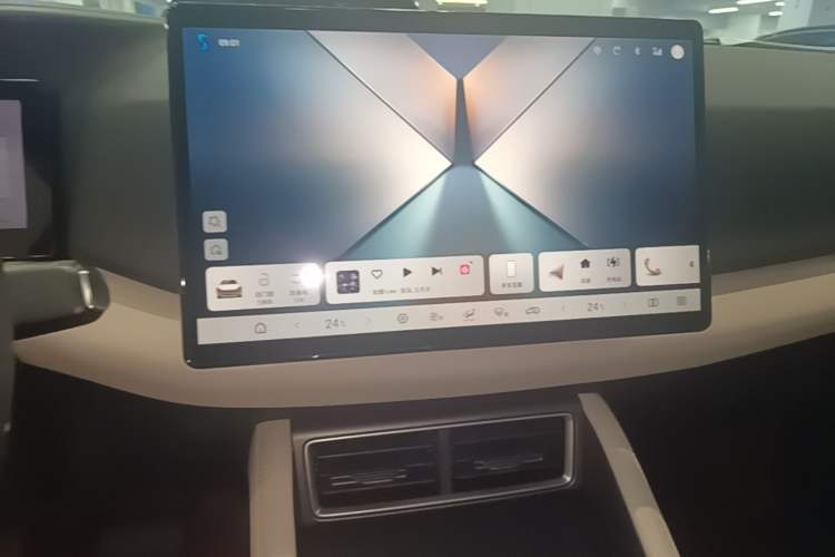 Used BYD Yuan UP 2025 Intelligent Driving Version 401 KM Dynamic Edition Audio And AC Panel