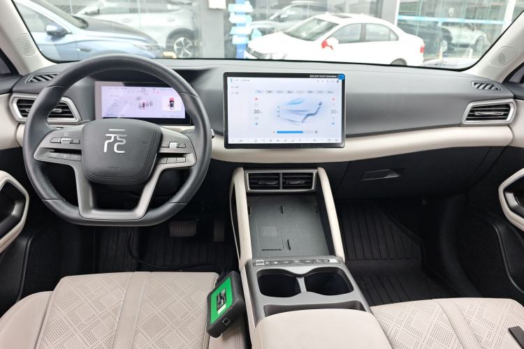 Used BYD Yuan UP 2025 Intelligent Driving Version 401 km Beyond-Range Edition Center Console