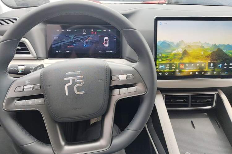 Used BYD Yuan UP 2025 Intelligent Driving Version 401 KM Dynamic Edition Center Console