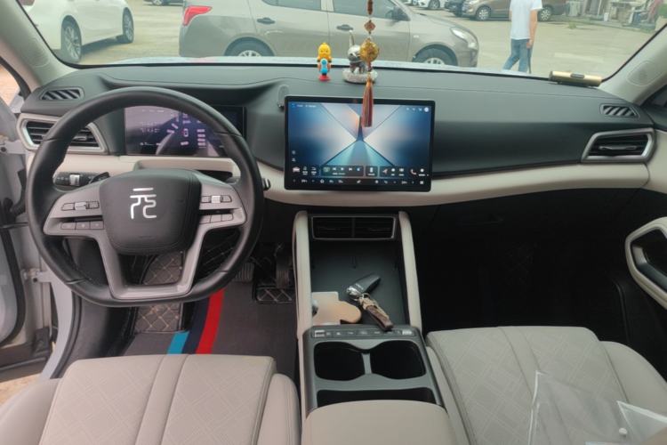 Used BYD Yuan UP 2025 Intelligent Driving Version 401 KM Dynamic Edition Center Console