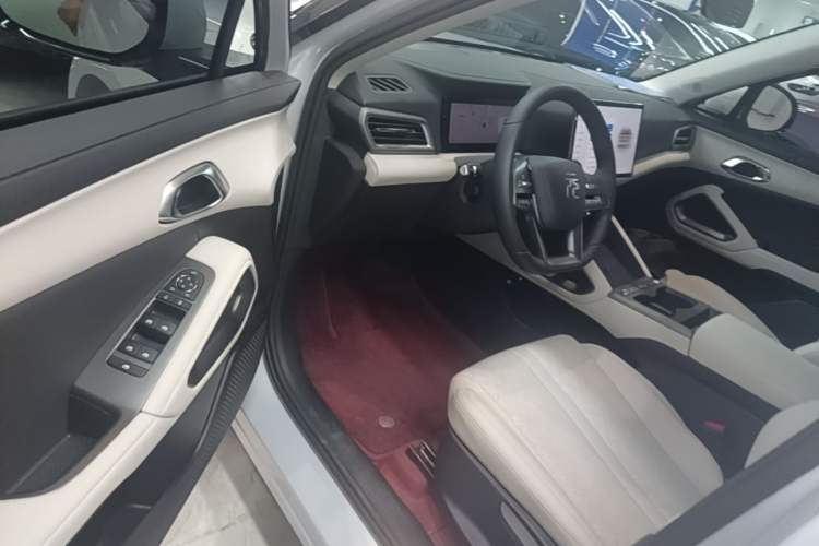 Used BYD Yuan UP 2025 Intelligent Driving Version 401 KM Dynamic Edition Driver Seat