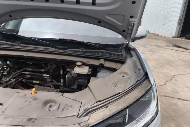 Used BYD Yuan UP 2025 Intelligent Driving Version 401 KM Dynamic Edition Engine Bay Left