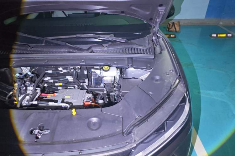 Used BYD Yuan UP 2025 Intelligent Driving Version 401 KM Dynamic Edition Engine Bay Left