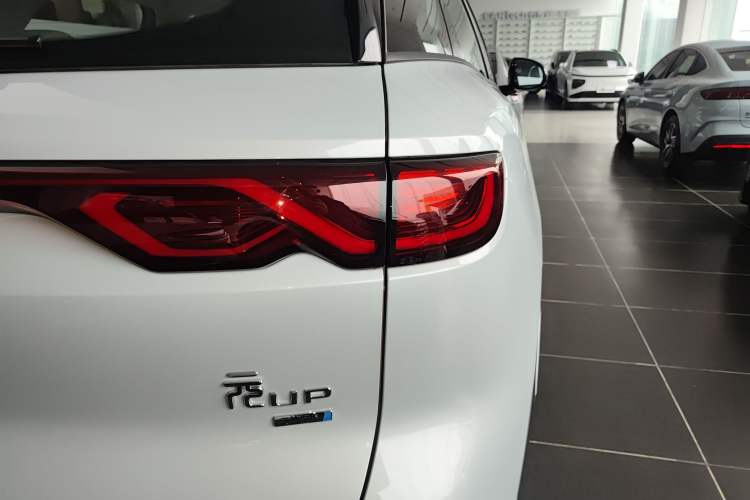 Used BYD Yuan UP 2025 Intelligent Driving Version 401 km Leading Edition Exterior 3