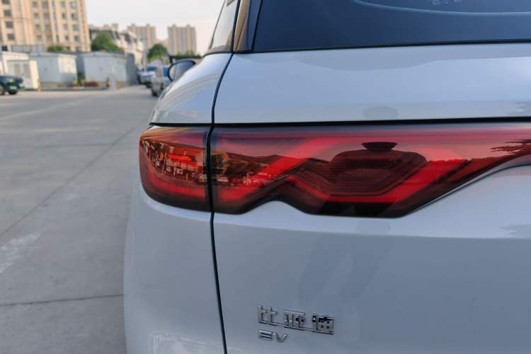 Used BYD Yuan UP 2025 Intelligent Driving Version 401 KM Dynamic Edition Exterior 6