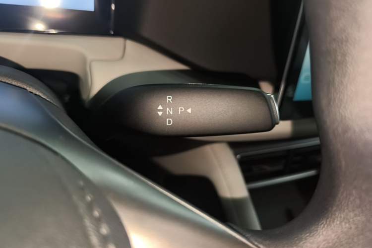 Used BYD Yuan UP 2025 Model 301KM Leading Version Gear Lever