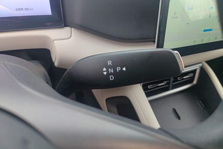Used BYD Yuan UP 2025 Model 301KM Leading Version Gear Lever