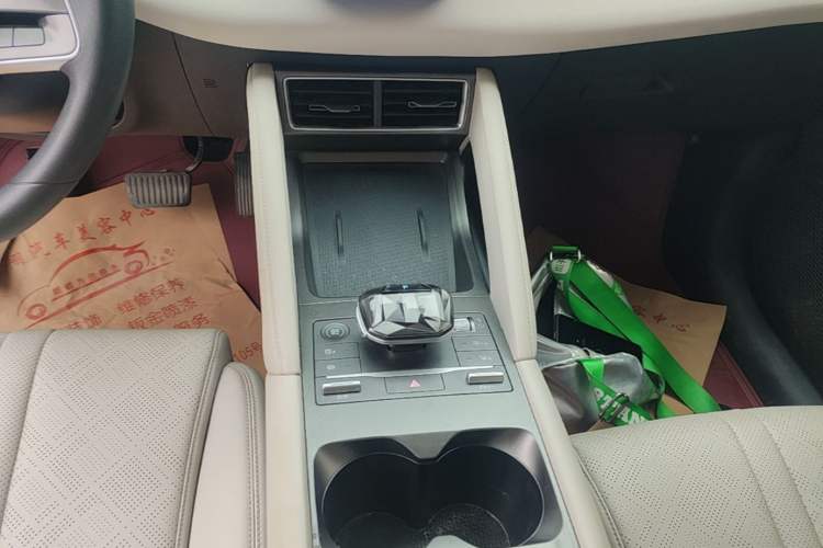Used BYD Yuan UP 2025 Intelligent Driving Version 401 KM Dynamic Edition Gear Lever