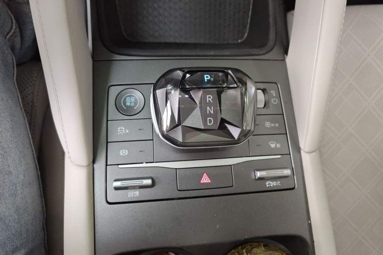 Used BYD Yuan UP 2025 Intelligent Driving Version 401 KM Dynamic Edition Gear Lever