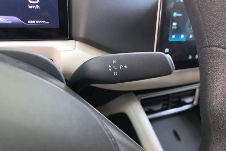 Used BYD Yuan UP 2025 Model 301KM Leading Version Gear Lever