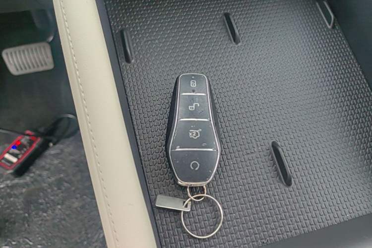 Used BYD Yuan UP 2025 Model 301KM Leading Version Interior 1