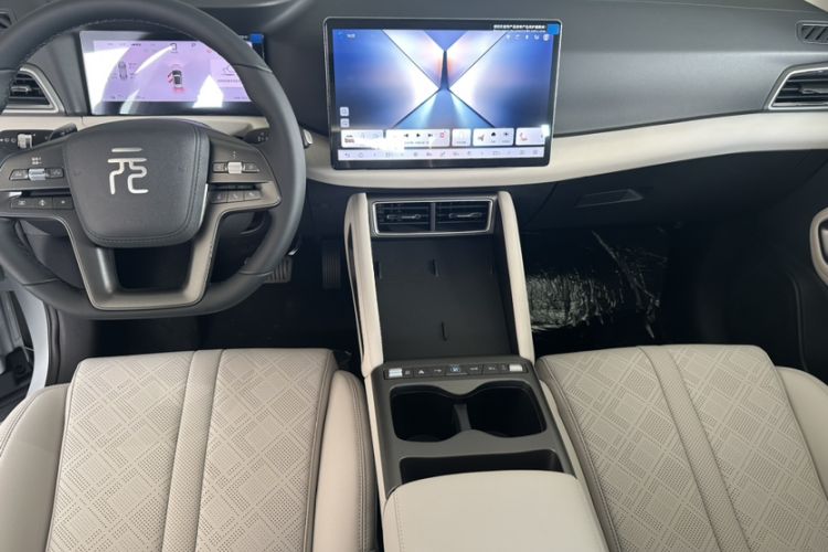 Used BYD Yuan UP 2025 Intelligent Driving Version 401 KM Dynamic Edition Interior 1