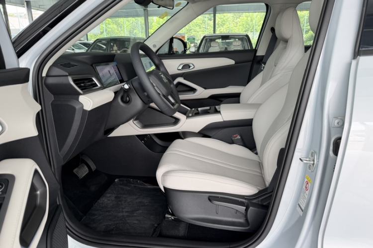 Used BYD Yuan UP 2025 Model 301KM Leading Version Interior 1