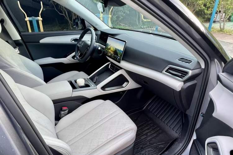 Used BYD Yuan UP 2025 Intelligent Driving Version 401 KM Dynamic Edition Interior 3