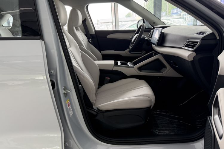 Used BYD Yuan UP 2025 Model 301KM Leading Version Interior 3