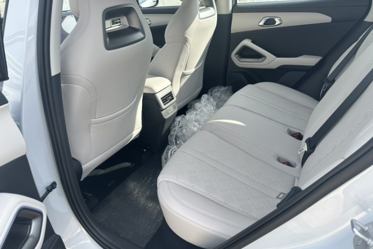 Used BYD Yuan UP 2025 Intelligent Driving Version 401 KM Dynamic Edition Interior 4