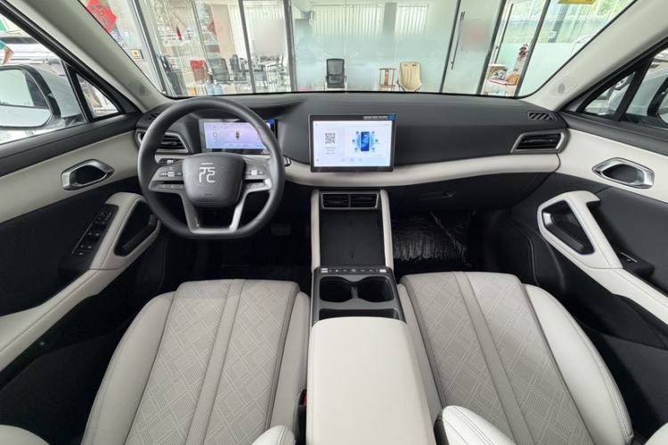 Used BYD Yuan UP 2025 Model 301KM Leading Version Interior 4