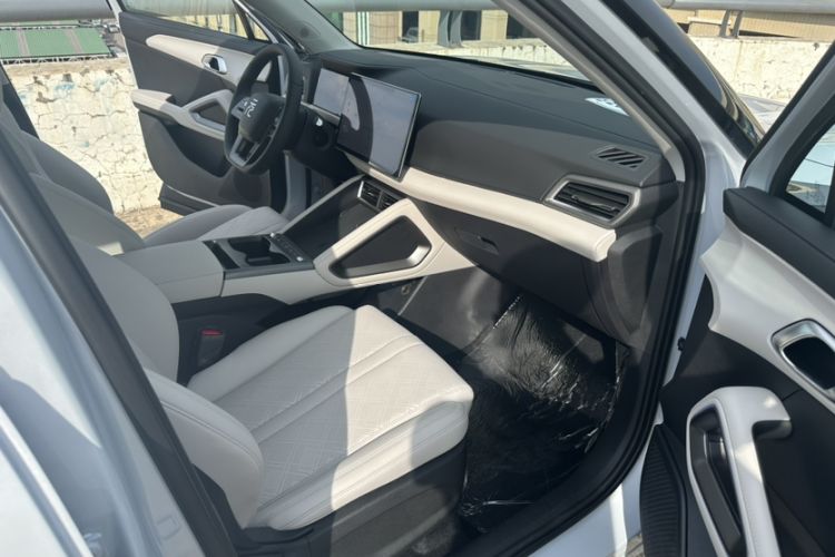 Used BYD Yuan UP 2025 Intelligent Driving Version 401 KM Dynamic Edition Interior 5