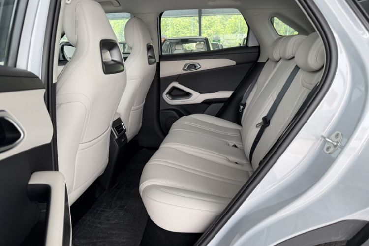 Used BYD Yuan UP 2025 Model 301KM Leading Version Interior 5