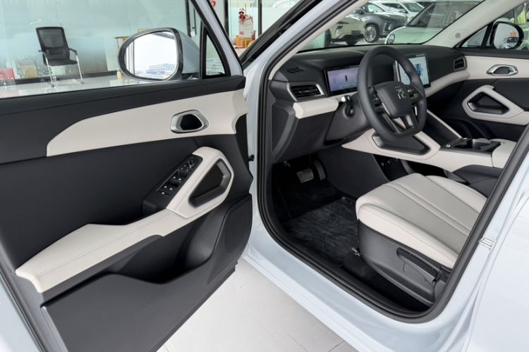 Used BYD Yuan UP 2025 Model 301KM Leading Version Interior 6