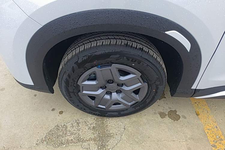 Used BYD Yuan UP 2025 Model 301KM Leading Version Left Front Wheel Hub