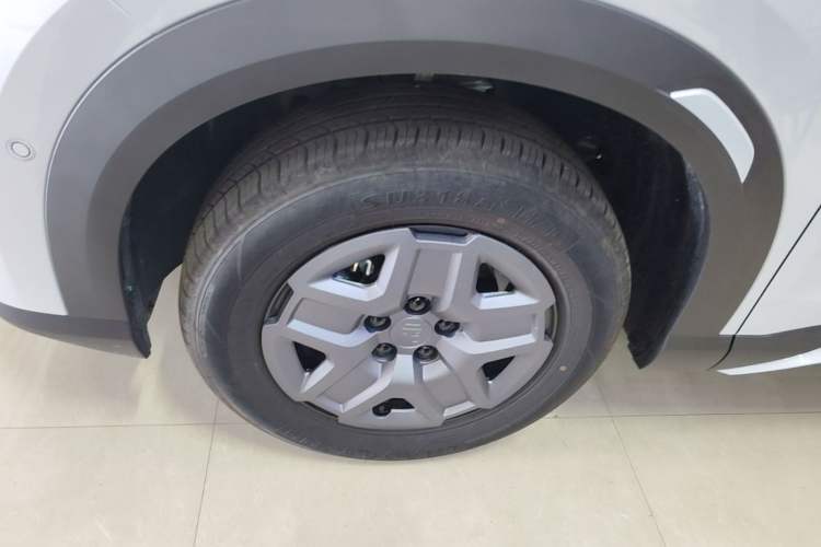 Used BYD Yuan UP 2025 Intelligent Driving Version 401 KM Dynamic Edition Left Front Wheel Hub