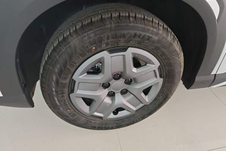 Used BYD Yuan UP 2025 Model 301KM Leading Version Left Front Wheel Hub