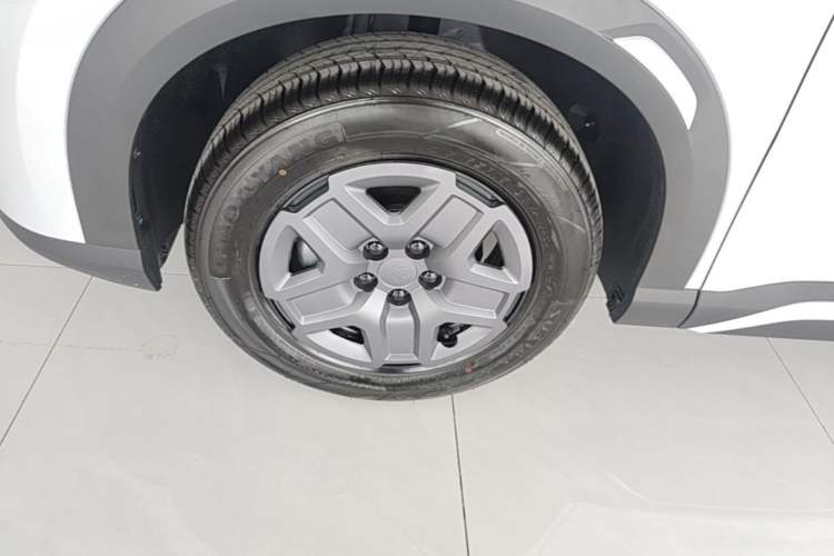 Used BYD Yuan UP 2025 Model 301KM Leading Version Left Front Wheel Hub