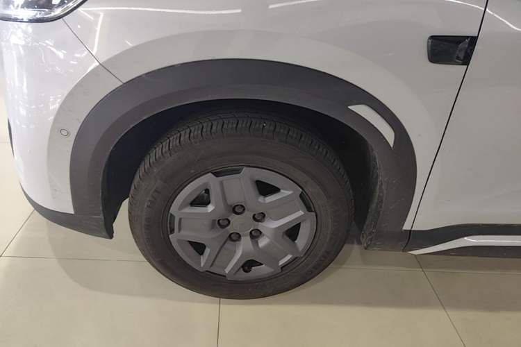 Used BYD Yuan UP 2025 Intelligent Driving Version 401 KM Dynamic Edition Left Front Wheel Hub