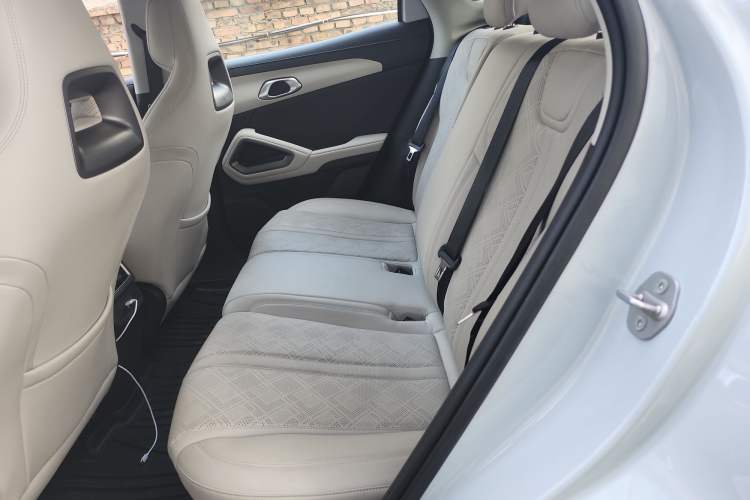 Used BYD Yuan UP 2025 Intelligent Driving Version 401 KM Dynamic Edition Left Rear Seat