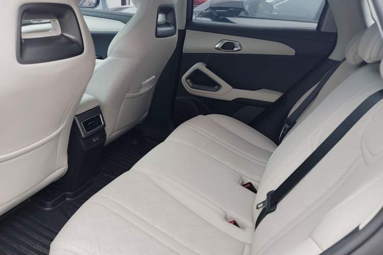 Used BYD Yuan UP 2025 Intelligent Driving Version 401 KM Dynamic Edition Left Rear Seat