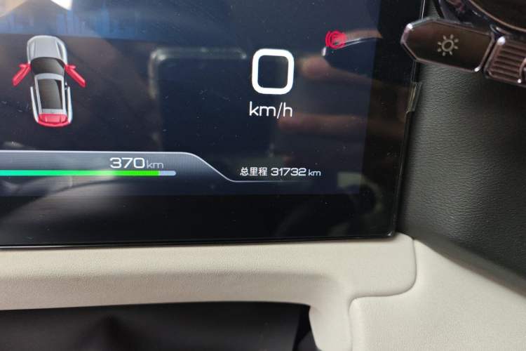 Used BYD Yuan UP 2025 Intelligent Driving Version 401 KM Dynamic Edition Odometer Close Up