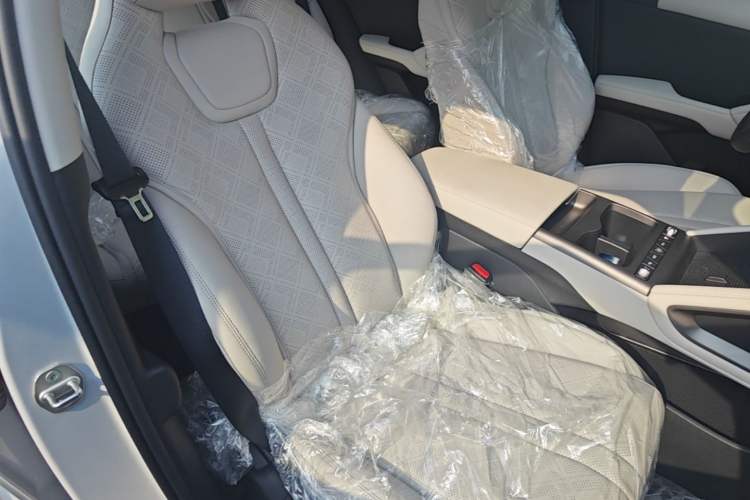 Used BYD Yuan UP 2025 Intelligent Driving Version 401 KM Dynamic Edition Right Front Seat