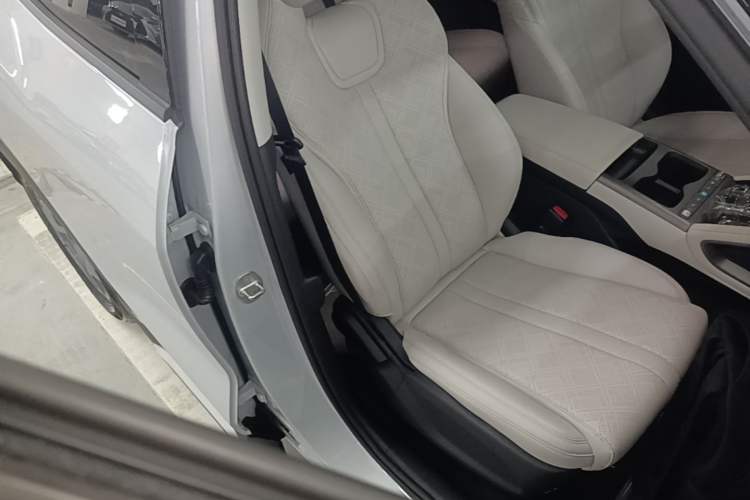 Used BYD Yuan UP 2025 Intelligent Driving Version 401 KM Dynamic Edition Right Front Seat