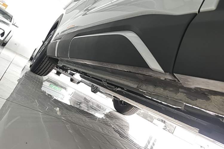Used BYD Yuan UP 2025 Model 301KM Leading Version Right Side Sill