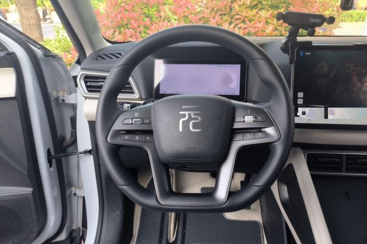 Used BYD Yuan UP 2025 Intelligent Driving Version 401 KM Dynamic Edition Steering Wheel